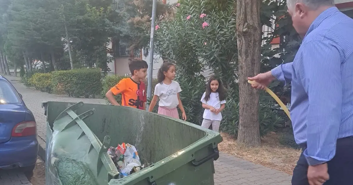 Yanan konteyneri hortumla Başkan Gürel söndürdü