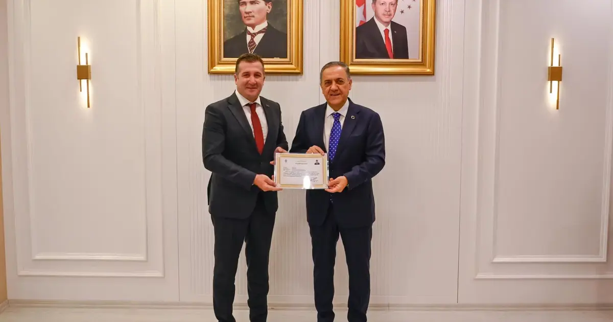 Vali Usta'dan Arif Laçin'e teşekkür belgesi