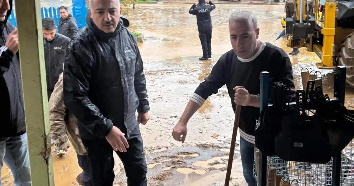 Armutlu Kaymakamı Erinç Demir, selin vurduğu ilçede incelemelerde bulundu