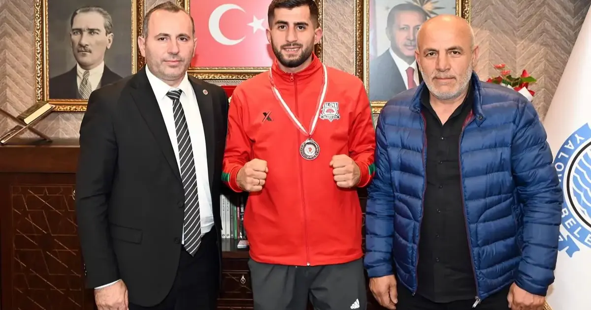 Tutuk Milli Boks Sporcusundan Başkan Tutuk'a ziyaret - Yalova Haberleri