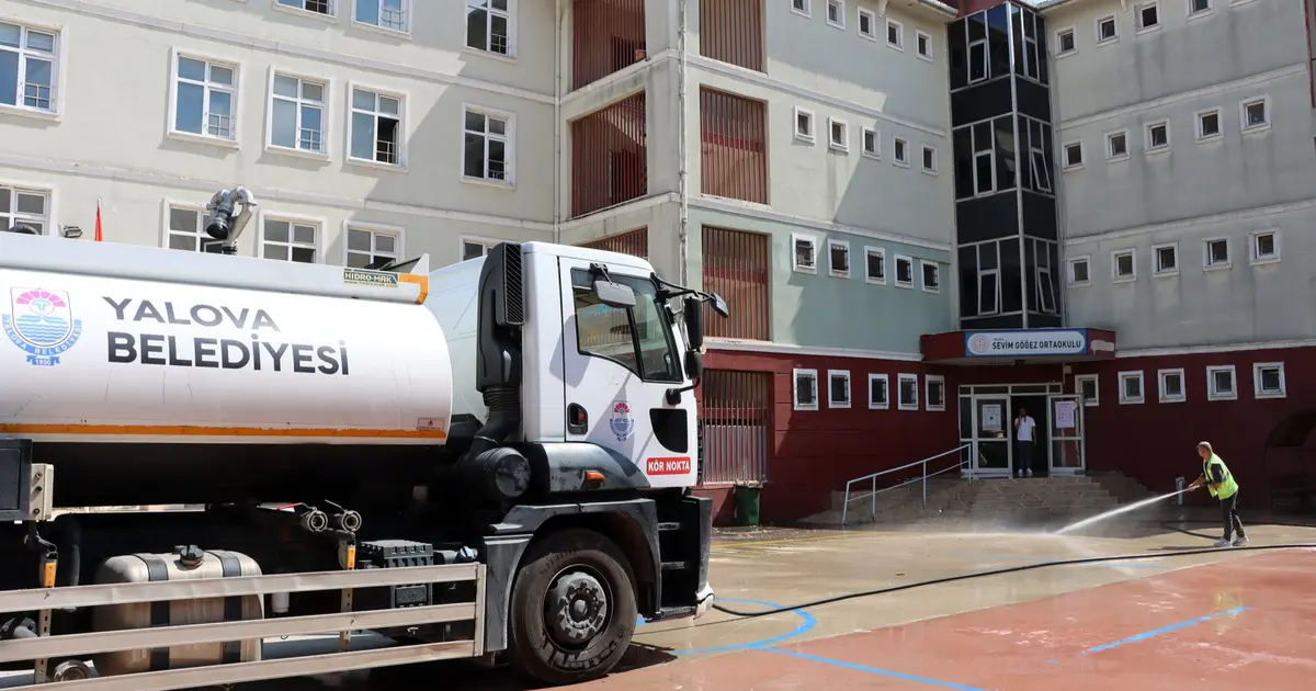 Yalova Belediyesi’nden okullarda yeni eğitim dönemi öncesi temizlik çalışması