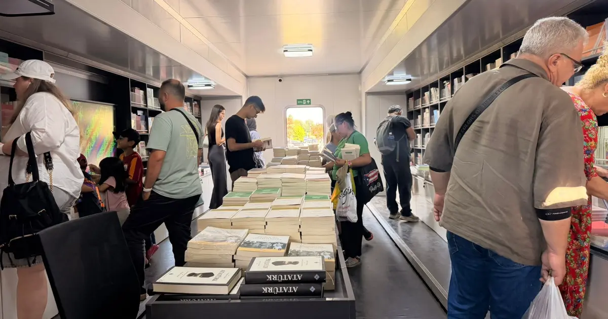 Kitapseverler mobil kitap satış noktasına akın etti