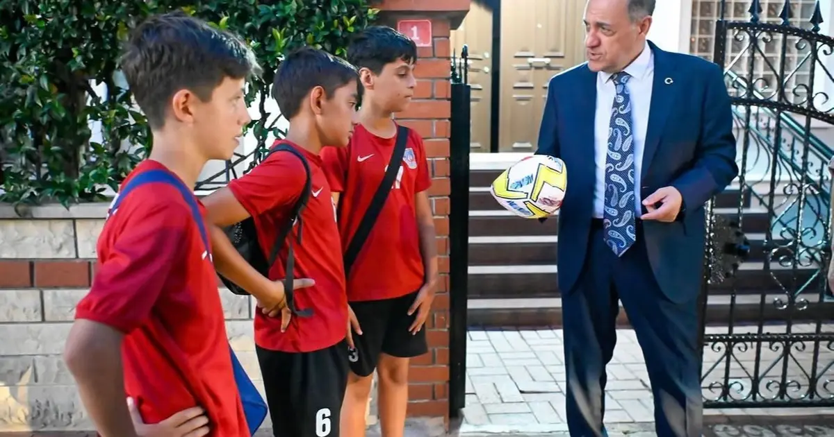 Vali Usta genç futbolcularla sohbet etti
