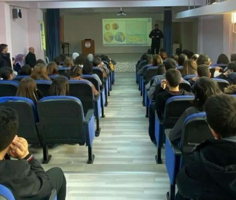AFAD Yalova Şehit Ahmet Uzun Ortaokulu öğrencilerine eğitim verdi