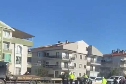 Virajı alamayan otomobil TIR’a çarparak takla attı