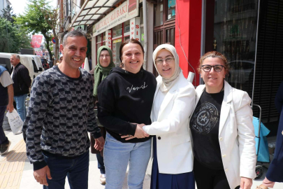 MELİHA AKYOL ESNAFLA BİR ARADA