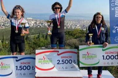 Yalovalı bisikletçiler Gebze’de kürsüye çıktı