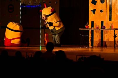 Minyonlar çocuklar için sahnelendi