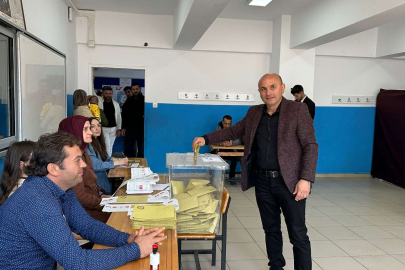 Oral çifti oylarını minik oğullarıyla kullandı