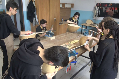Yalova Güzel Sanatlar Lisesi öğrencileri kendi çalacakları bağlamaları üretiyor