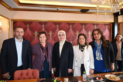 Akyol ve Tutuk, KATFA-DER üyeleri ile bir arada