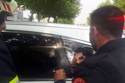 Araçta mahsur kalan çocuğu itfaiye kurtardı