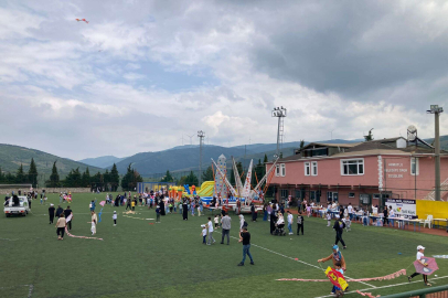 ARMUTLU’DA UÇURTMALAR ŞENLİĞİ RENKLİ GÖRÜNTÜLERE SAHNE OLDU