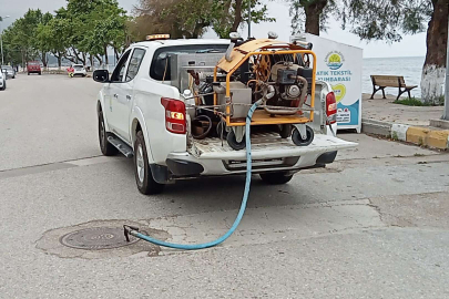 ÇINARCIK’TA YAZA HAZIRLIK İLAÇLAMA ÇALIŞMALARIYLA DEVAM EDİYOR