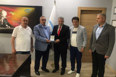 YALOVA RİZELİLER DERNEĞİ, SGK MÜDÜRÜ AYDIN’A PLAKET TAKDİM ETTİ