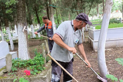Bayram öncesi mezarlıkta temizlik başladı