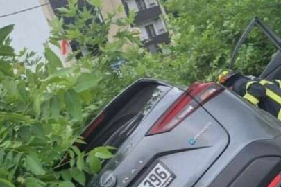 YALOVA ÇİFTLİKKÖY YOLUNDA TRAFİK KAZASI: ARAÇ ŞARAMPOLE DEVRİLDİ