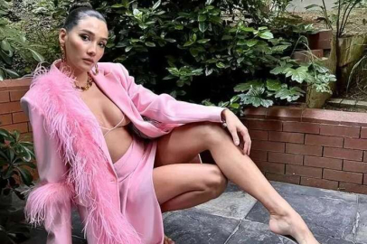 Transparan giyen Pusat pozlarıyla büyüledi.