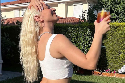 Ece Seçkin’den bikinili bahçe pozu