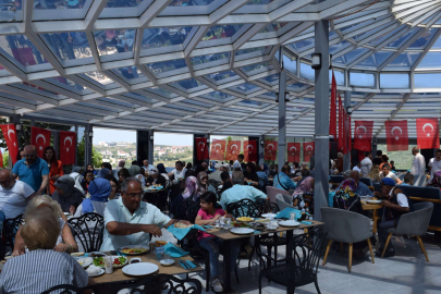 Armutlu Bayraktepe Sosyal Tesisleri’nde dernek yemeği düzenlendi