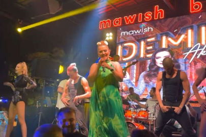 Demet Akalın, Çınarcık'ta unutulmaz bir konser verdi