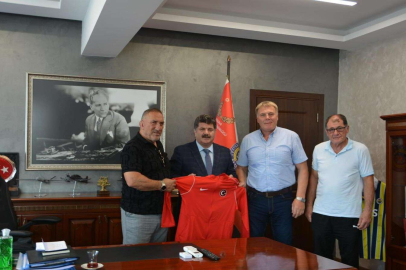 Ünlü güreşçiler Yalova Emniyet Müdürü’nü ziyaret etti