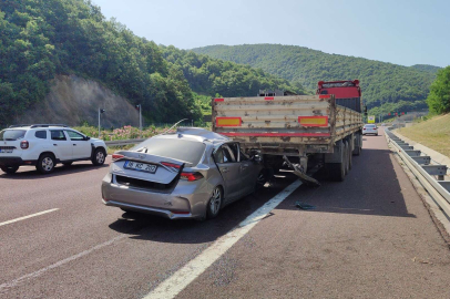 Tıra saplanan otomobilden sağ çıktı