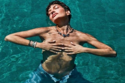 Ünlü oyuncudan üstsüz pozlar