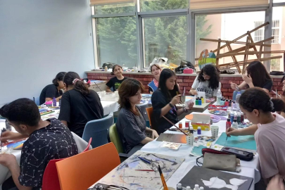 Gençler resim kursunda yeteneklerini geliştiriyor