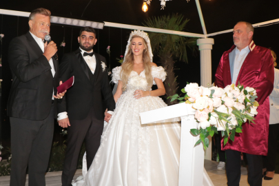 Yalova Çınarcık Belediye Başkanı Numan Soyer Genç Çiftleri Mutlu Etmeye Devam Ediyor