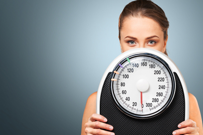 Günlük olarak harcadığından daha az kalori alan kişilere genellikle ne olur?