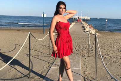 Esra Bilgiç kusursuz güzelliğini sergiledi, görenler hayran kaldı