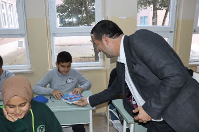 Yalova Subaşı Belediye Başkanı Turan Canbay’dan LGS’ye hazırlanan öğrencilere ücretsiz soru bankası kitabı hediyesi
