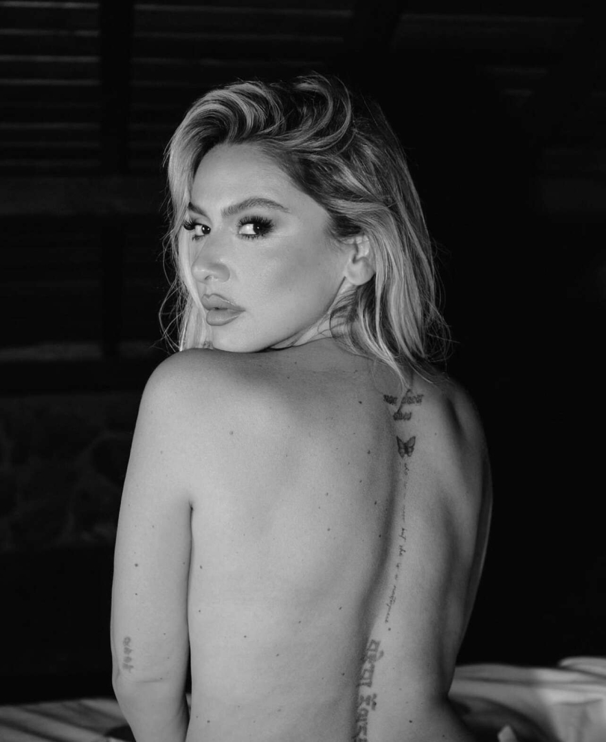 Hadise üstsüz poz 1