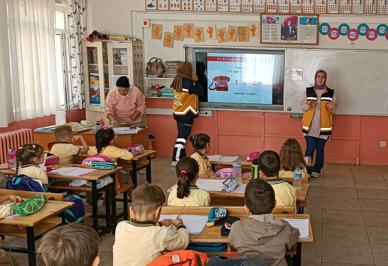 armutluda öğrencilere ambulans eğitimi