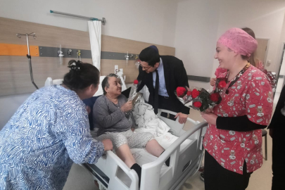 Yalova Eğitim ve Araştırma Hastanesi Başhekimi Doç. Dr. Hasan Ergenç 'ten yaşlılara çiçek