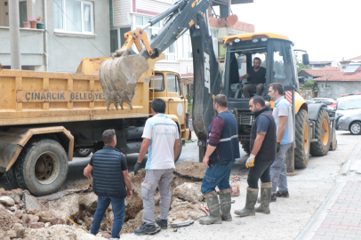 Yalova Çınarcık’ta Hasan Baba Mahallesi’nde Ana Boru Patlağı Onarılıyor