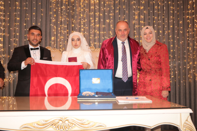 Yalova Çınarcık Belediye Başkanı Numan Soyer genç çifti evlendirdi