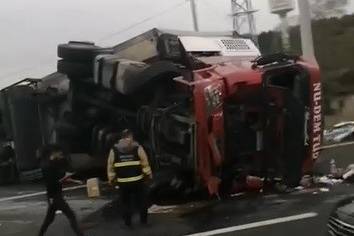 Osmangazi Köprüsü Girişinde Tır Devrildi