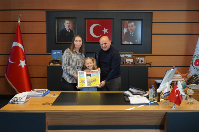 Minik öğrenci, yaptığı Başöğretmen Mustafa Kemal Atatürk’ün resmini, Başkan Oral’a hediye etti