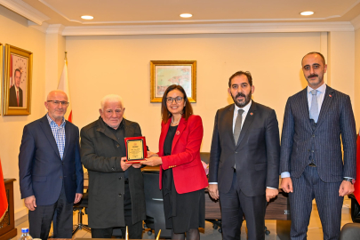 Yalova Valisi  Kaya’dan Hayırsever Turan Şahin’e plaket