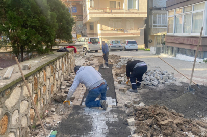 Yalova Çınarcık’ta Çiçek Sokak’ta Parke Onarım Çalışması Yapılıyor