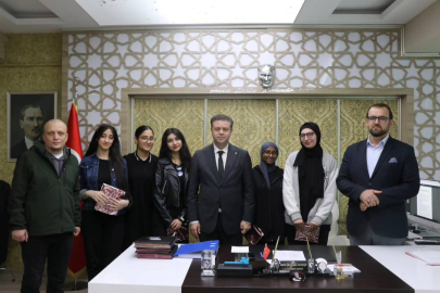 Halil İbrahim Akmeşe İngilizce Münazara Yarışmasında il birincilerini makamında tebrik etti