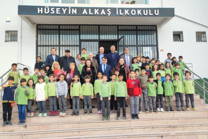 Yalova’da TEMAD öğrencilere atkı ve bere dağıttı