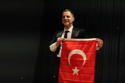 Yalova’da Çocuk Tiyatrosunda şehitler Türk bayrağı açılarak anıldı