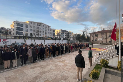 Yalova’da öğrencilerden şehitler için saygı duruşu