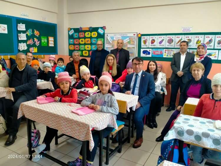 yalova'da öğrencilere atkı ve bere dağıtıldı