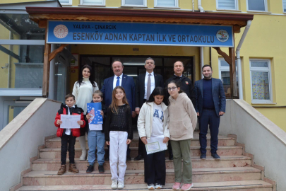 Yalova Esenköy’de öğrenciler karne mutluluğu yaşadı