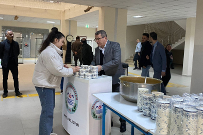 Yalova Armutlu Belediyesi üniversite öğrencilerine çorba ikramında bulunuyor