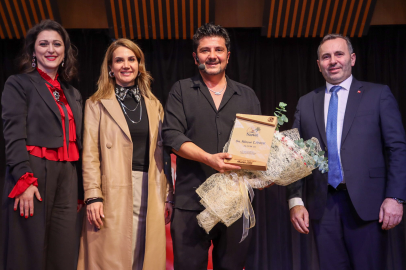 Kürşat Taner Türkü Tiyatrosu büyük beğeni topladı